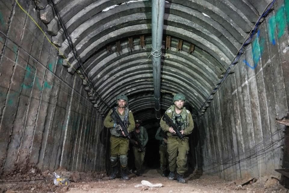 Soldados israelíes en un túnel que, según el ejército, Hamas utilizó para atacar el cruce de Erez en el norte de la Franja de Gaza, el 15 de diciembre de 2023.
