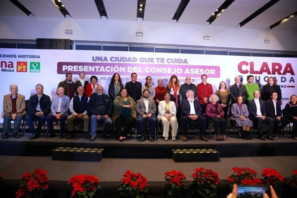 La aspirante de Morena a Jefatura de Gobierno, Clara Brugada, presentó un grupo asesor en donde incluyó a actuales funcionarios de la CDMX.