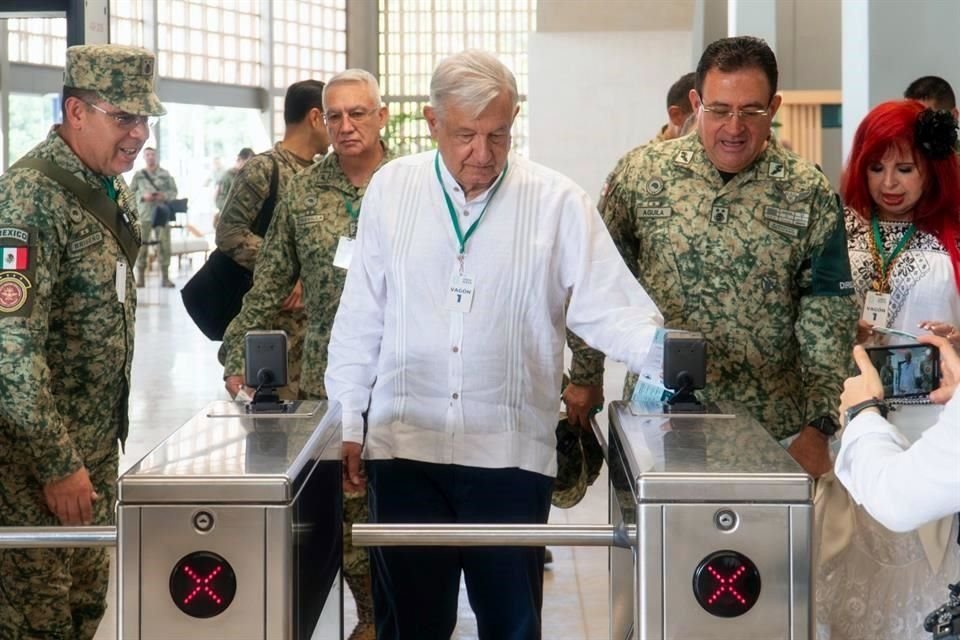 El General Lozano Águila, director del Tren Maya (a la izquierda del Presidente López Obrador), acompañó al Mandatario en la inauguración de los recorridos.