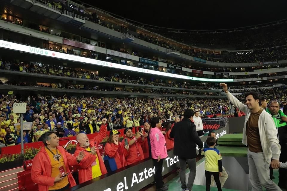 El piloto mexicano Sergio Pérez está presente en el Estadio Azteca para apoyar al América, que busca ante Tigres el título 14 de Liga.