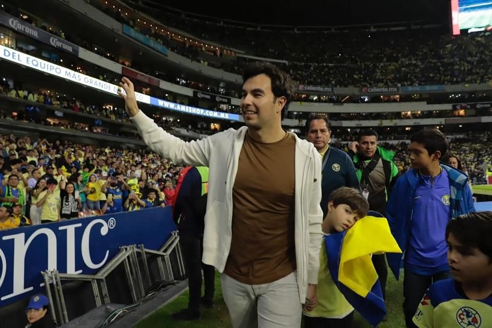 El piloto mexicano Sergio Pérez está presente en el Estadio Azteca para apoyar al América, que busca ante Tigres el título 14 de Liga.