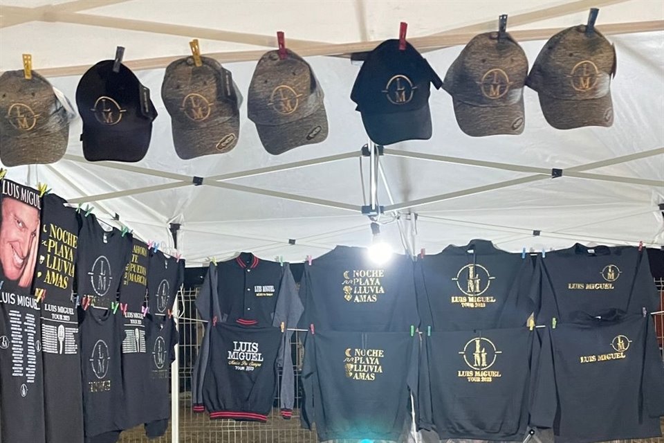 Afuera del Jalisco las vendimias van desde llaveros, gorras y playeras.