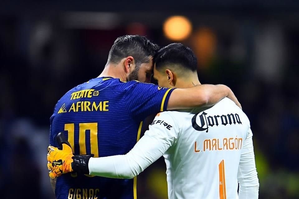 Andre-pierre Gignac y Luis Malagón se abrazan.