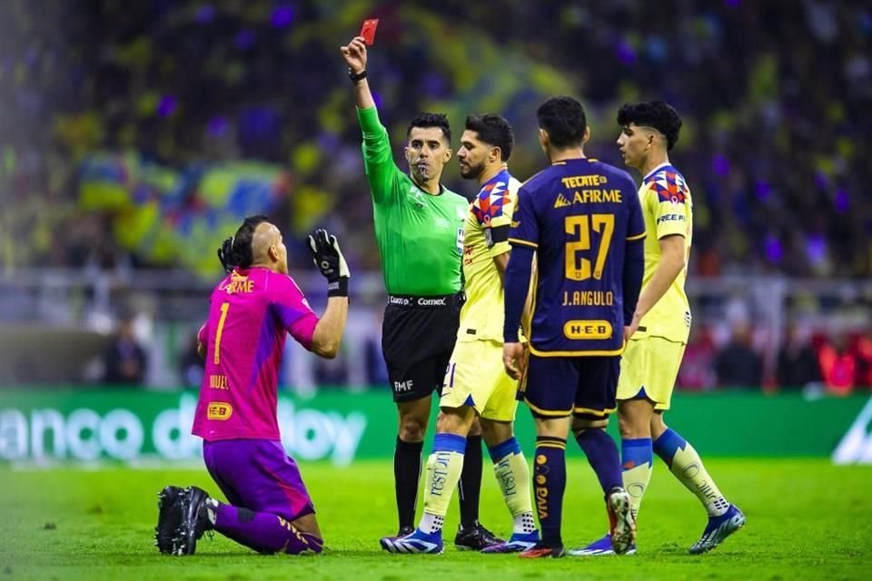 Ya en tiempo extra, Nahuel Guzmán cometió una falta por la banda sobre Quiñones y vio la segunda amarilla, y después la roja.