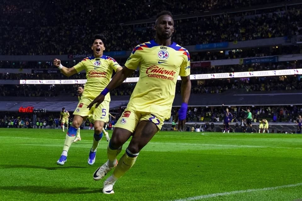 Julián Quiñones festeja con Kevin Álvarez el primer gol en el Estadio Azteca.