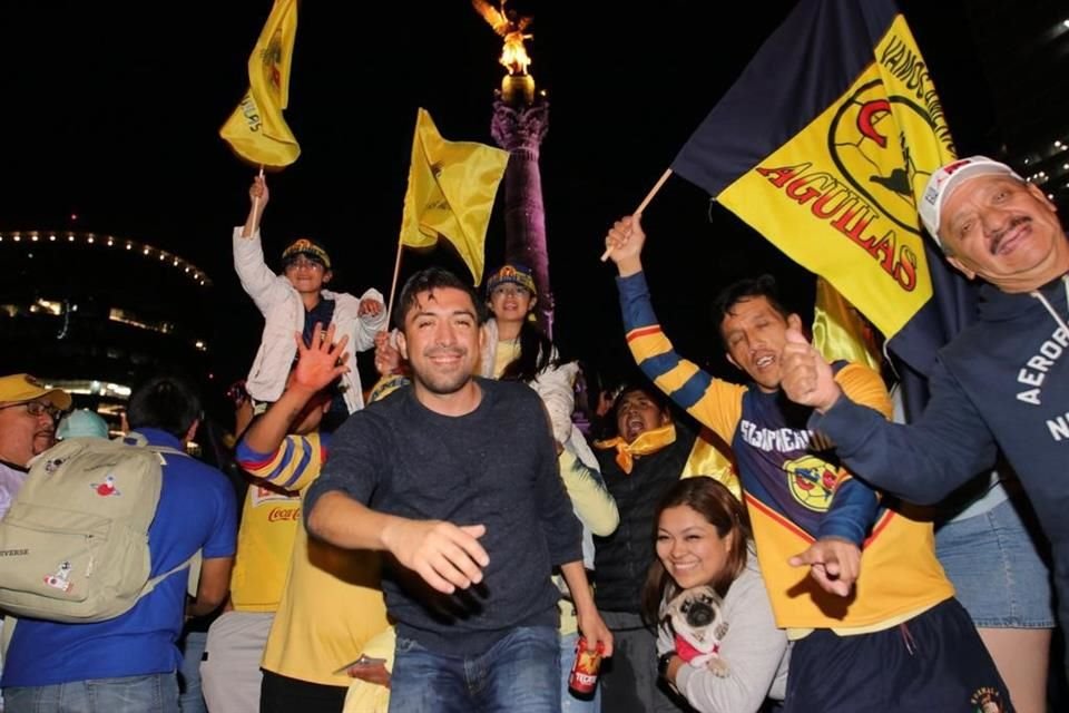 Cientos de aficionados se reunieron en las inmediaciones del Ángel de la Independencia para celebrar el título de Liga número 14 del América.