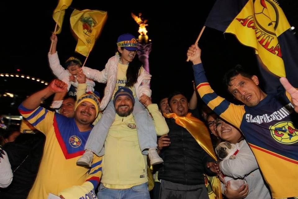 Cientos de aficionados se reunieron en las inmediaciones del Ángel de la Independencia para celebrar el título de Liga número 14 del América.