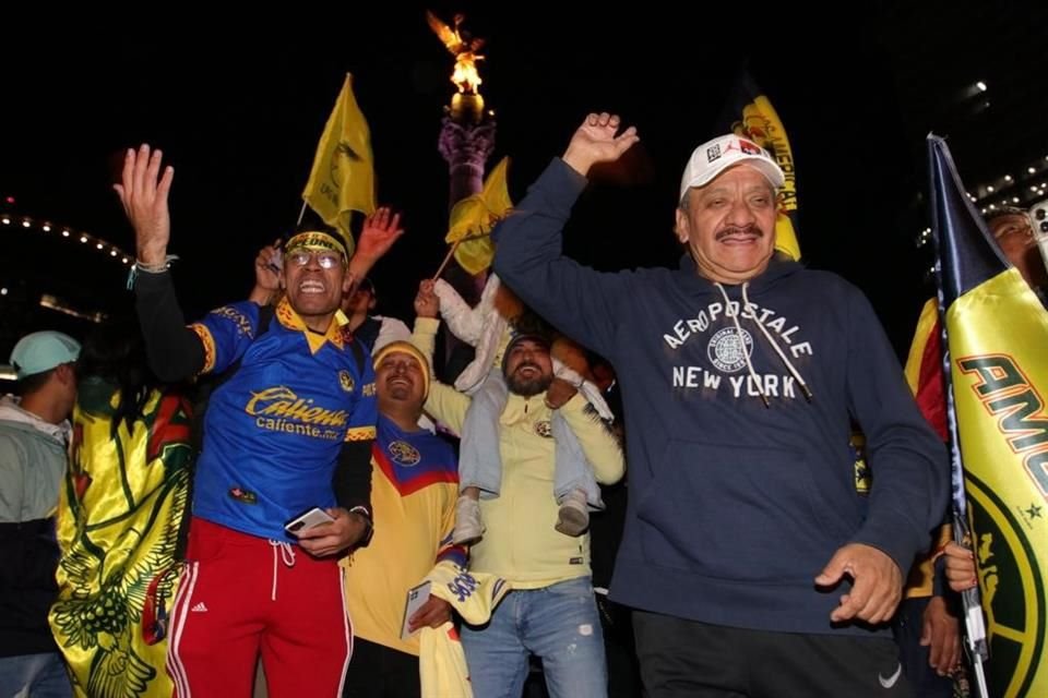 Cientos de aficionados se reunieron en las inmediaciones del Ángel de la Independencia para celebrar el título de Liga número 14 del América.