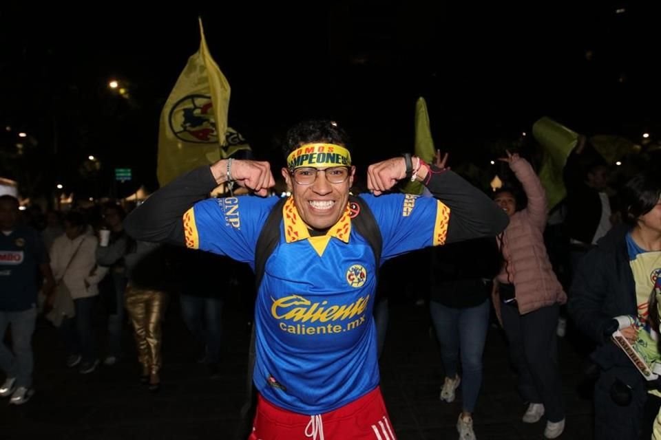 Cientos de aficionados se reunieron en las inmediaciones del Ángel de la Independencia para celebrar el título de Liga número 14 del América.