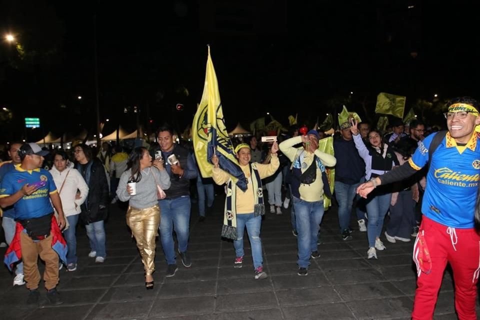 Cientos de aficionados se reunieron en las inmediaciones del Ángel de la Independencia para celebrar el título de Liga número 14 del América.