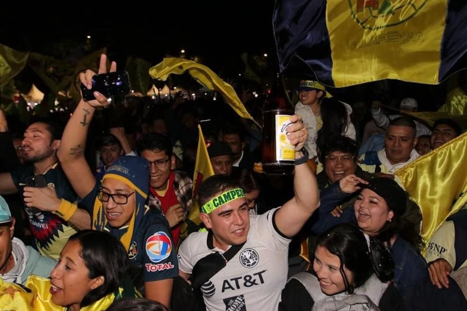 Cientos de aficionados se reunieron en las inmediaciones del Ángel de la Independencia para celebrar el título de Liga número 14 del América.