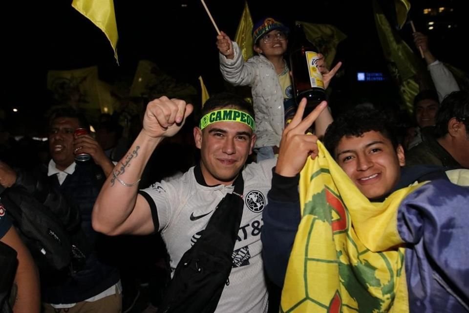 Cientos de aficionados se reunieron en las inmediaciones del Ángel de la Independencia para celebrar el título de Liga número 14 del América.