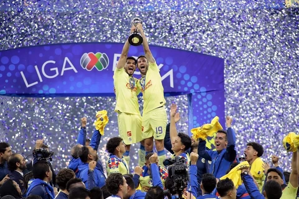 Henry Martín y Miguel Layún fueron los encargados de levantar el trofeo de campeón.