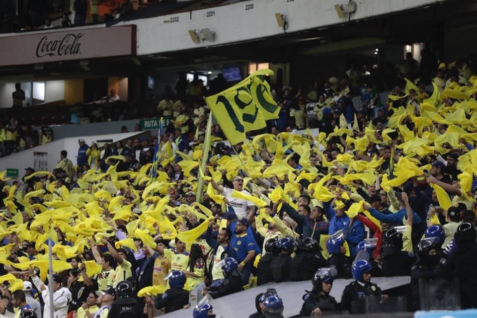 El Estadio Azteca se pintó amarillo.