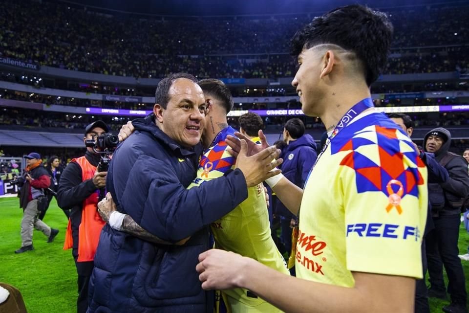 Cuauhtémoc Blanco felicitó a los jugadores campeones.