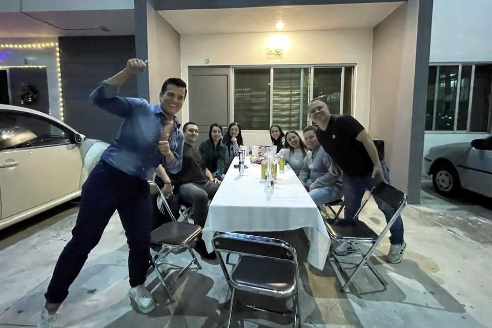 Osvaldo López escuchó el concierto de Luis Miguel en la cochera de su casa, junto con sus amigos.