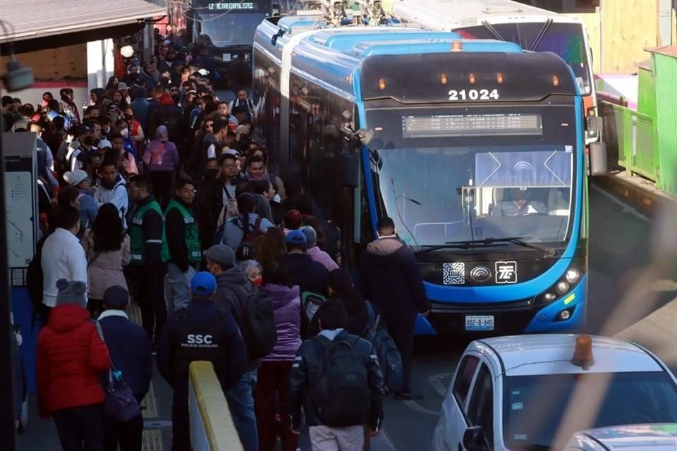 En primer lunes de suspención de L-9, usuarios del transporte público se adaptan al cierre y usan alternativas para llegar a sus destinos.