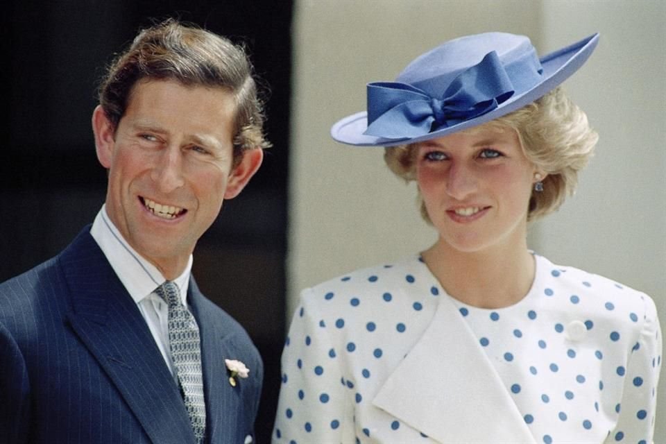 La Princesa Diana trascendió por su peculiar estilo durante los eventos a los que acudió como parte de la realeza británica.