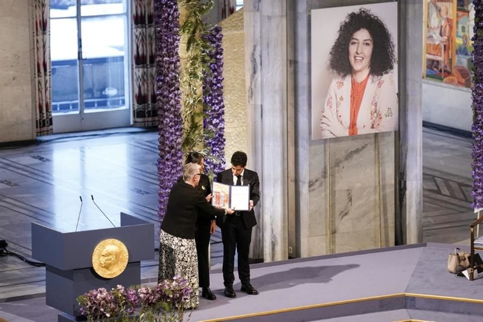 La líder del Comité Nobel entrega el Premio Nobel de la Paz a Ali y Kiana Rahmani, en honor de su madre, Narges Mohammadi, en Noruega, el 10 de diciembre de 2023.