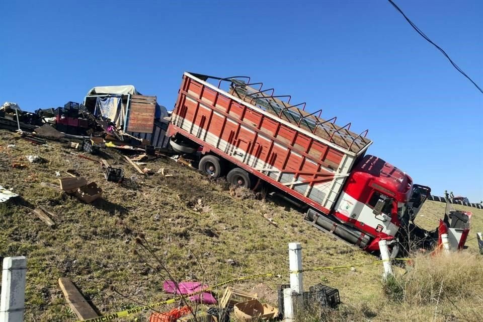 Deja 7 Muertos Choque De Camiones En Edomex 0335