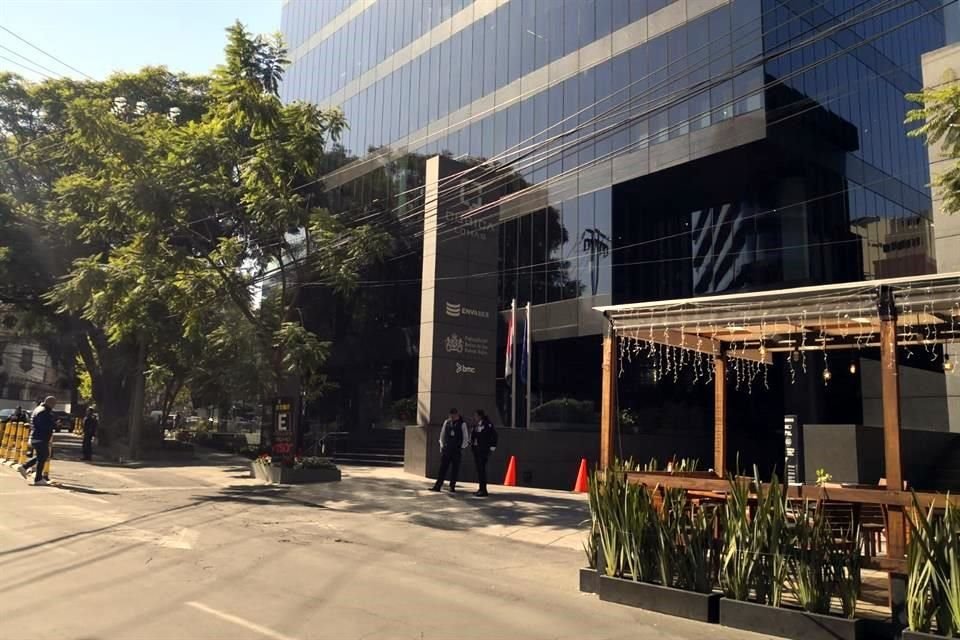 Un hombre fue hallado sin vida en un edificio comercial en Lomas de Chapultepec; reportes señalan lesiones en el cuerpo.