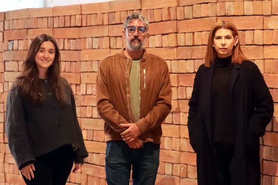 Mariana Vinalay, Juan Pino y Carla Sodi, parte del equipo de Casa Wabi.