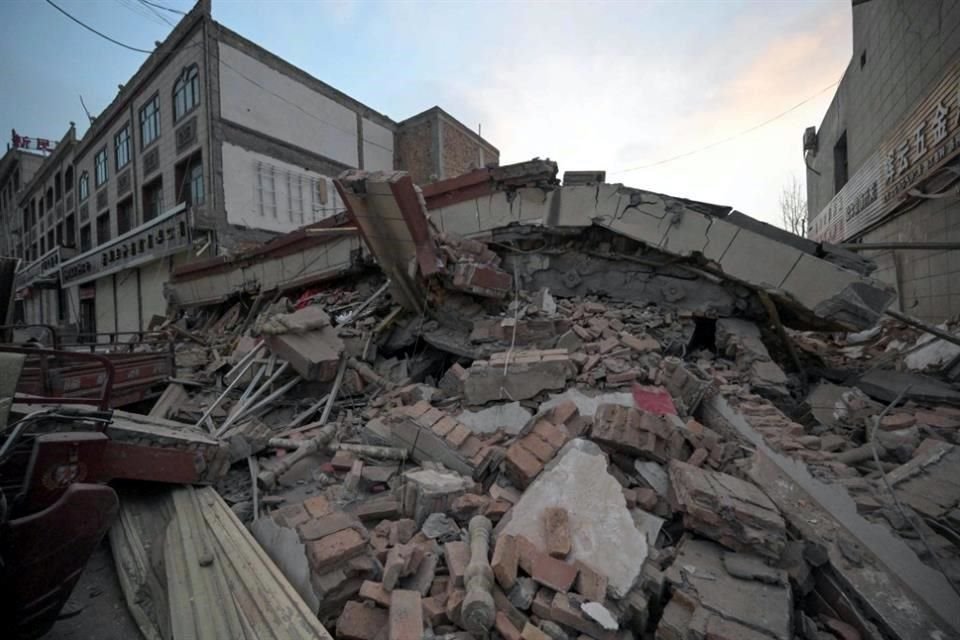 Un fuerte terremoto de 5.9 sacudió la provincia de Gansú, China, dejando al menos 126 muertos, el sismo más letal en el país en 9 años.