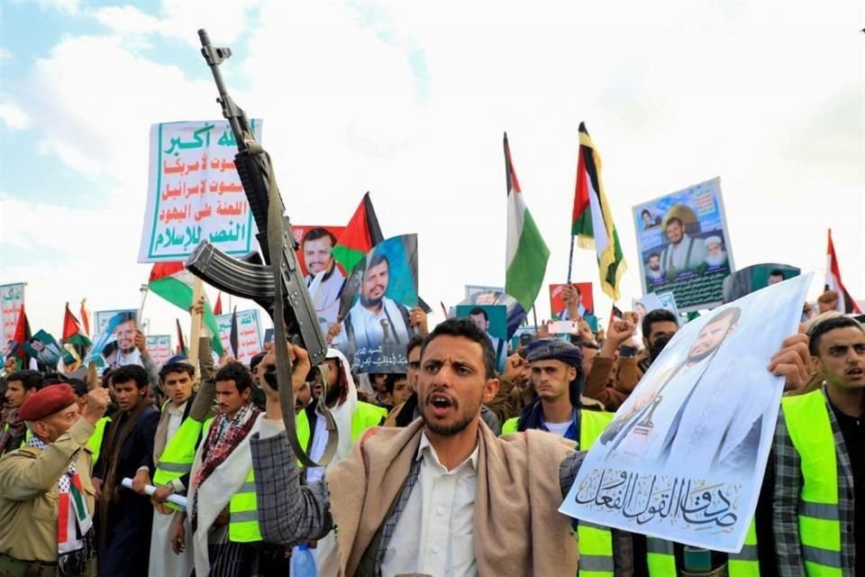 Yemeníes blandiendo sus armas cantan consignas durante una marcha en solidaridad con el pueblo de Gaza, en Saná, la capital controlada por los hutíes.