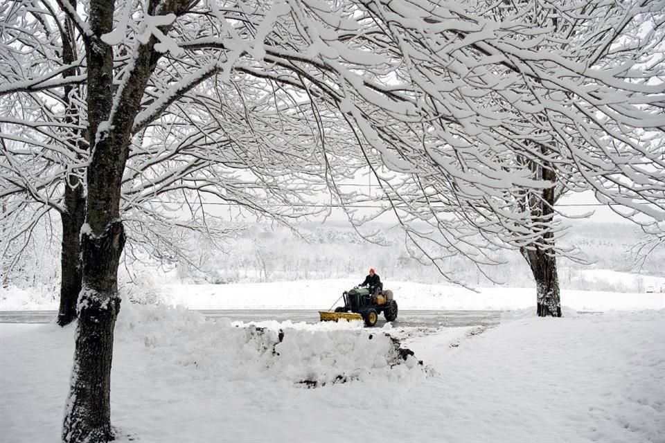 La tormenta invernal que azotó el noreste de Estados Unidos ha dejado al menos 4 muertos.