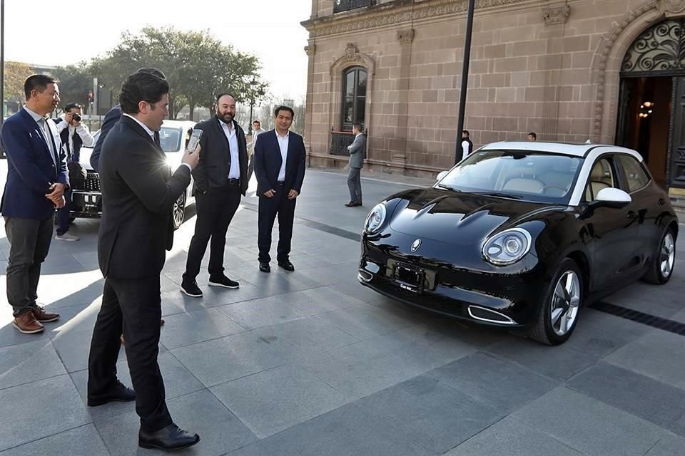 El Gobernador Samuel García y funcionarios de la Secretaría de Economía de NL recibieron a una delegación del productor de autos chino GWM, que analiza la Entidad como una opción para traer una planta