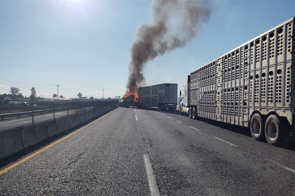 Autoridades reportan narcobloqueos en la Carretera GDL-Tepatitlán, a la altura del Km. 24 y en la carretera libre Acatic-Tepatitlán.