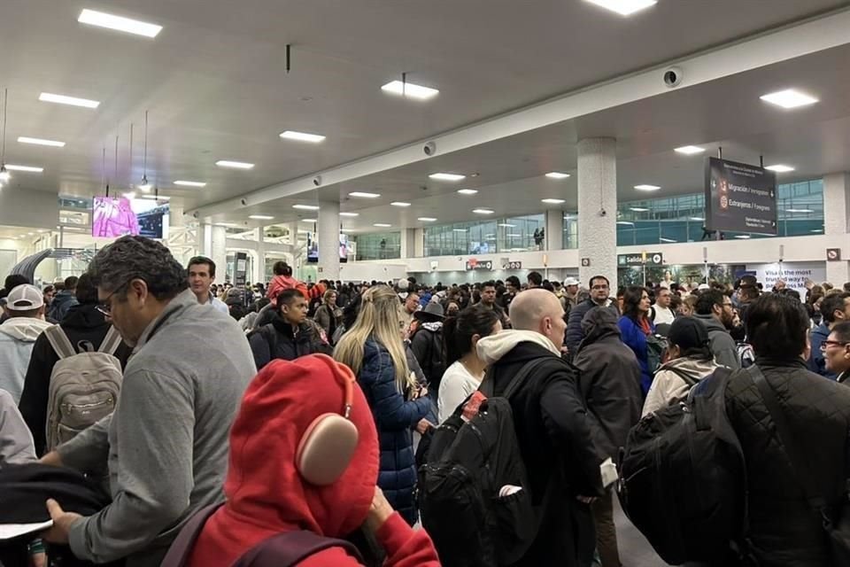 La Terminal 2 del  @AICM_mx esta noche. Hay cientos de personas y solo tres módulos de inmigración abiertos. Empleados de una compañía de seguridad privada intentan controlar el caos', tuiteó.