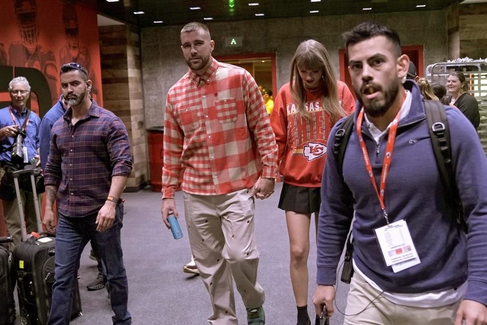 La pareja se ha mantenido unida en las últimas semanas de 2023. Taylor Swift ha acudido a los partidos de Kelce para mostrarle su total apoyo.