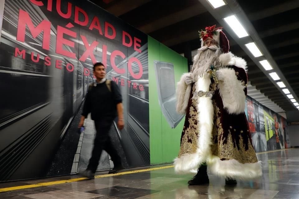 Un Santa cambió el trineo por el Metro para recibir las cartas de los más pequeños pasajeros.