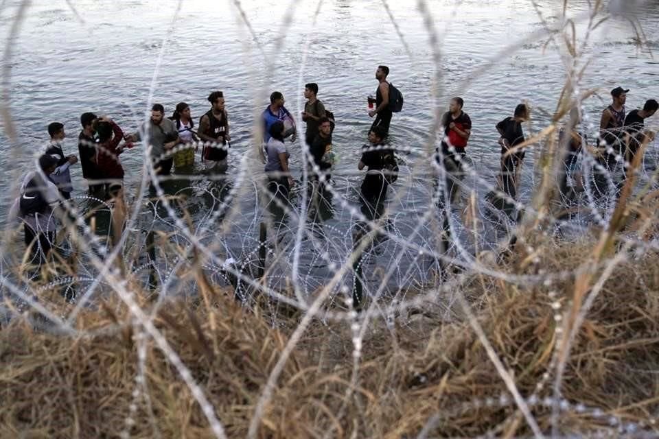 Aunque AMLO anunció hace 5 años que invertiría millones de pesos en programas que frenarían migración de mexicanos, ésta ha ido en ascenso. (Foto AP/Eric Gay)