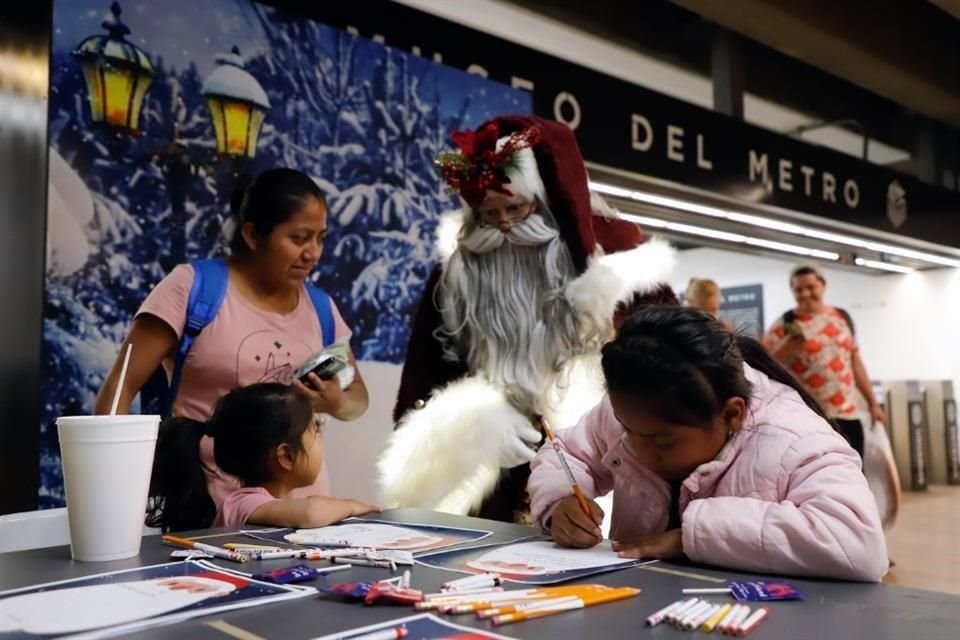 Menores escribieron sus cartas para Santa Clos.