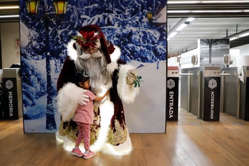 El Santa iluminado recorrió la Línea 12 del Metro.