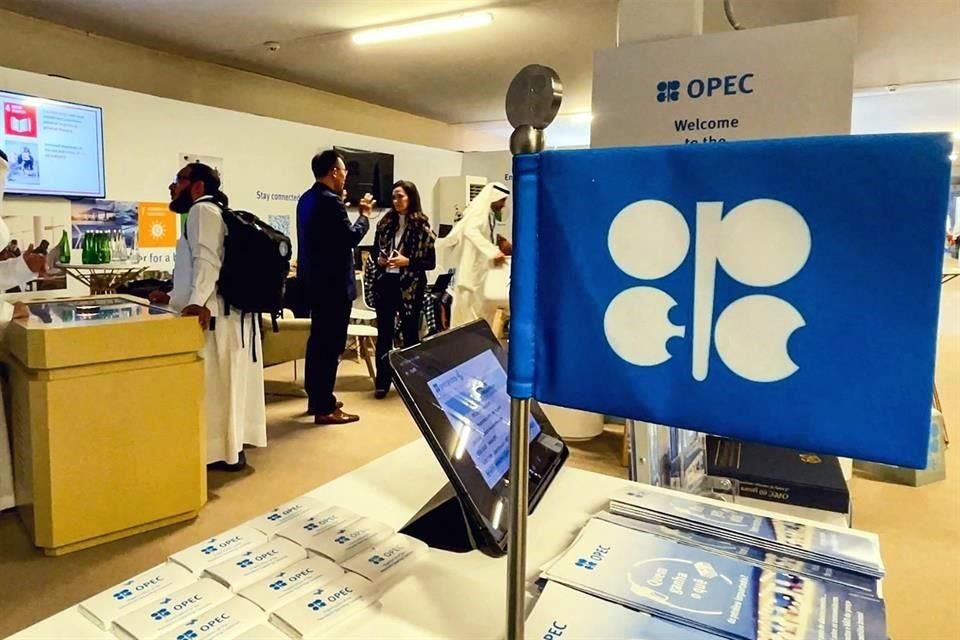 En 2016, la OPEP formó una alianza con otros 10 países, incluida Rusia, llamada OPEP+, con el objetivo de limitar la oferta y sostener los precios ante los desafíos que plantea la competencia estadounidense.