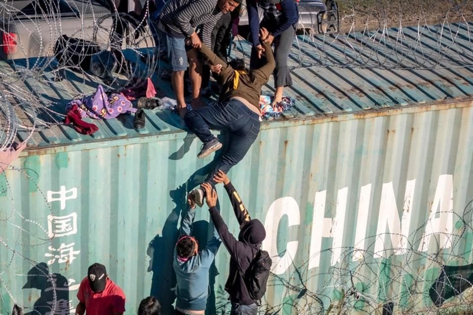 La Patrulla Fronteriza de EU detuvo a unos 10 mil 800 migrantes en la frontera suroeste el lunes.
