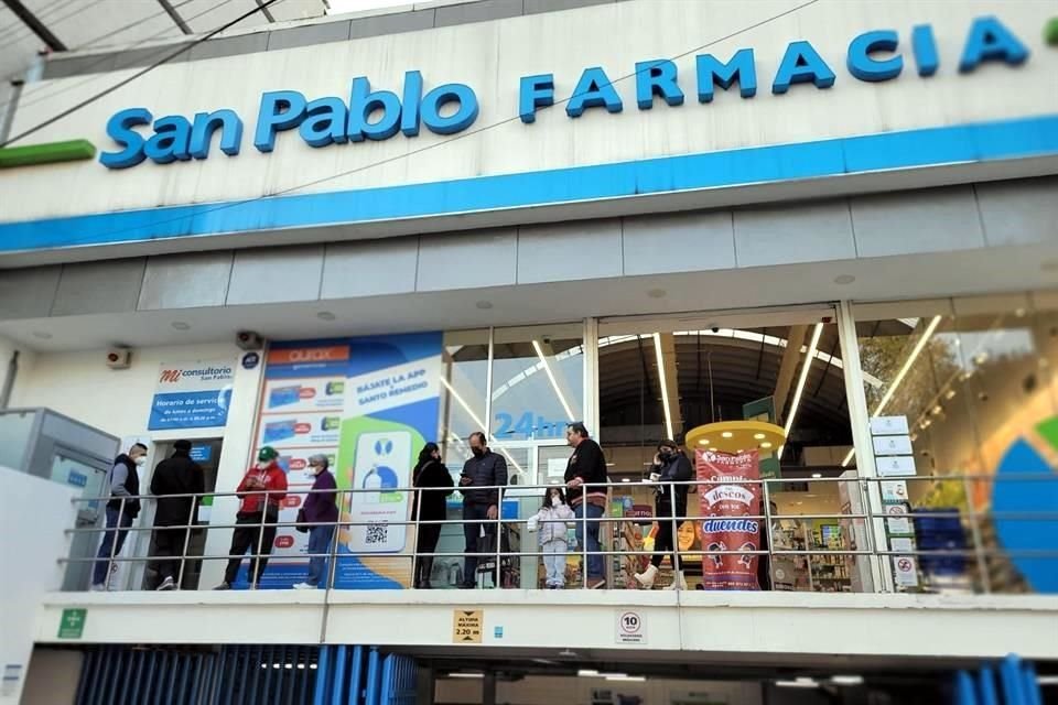 Aspecto de la fila en una Farmacia San Pablo en la Colonia Álamos.