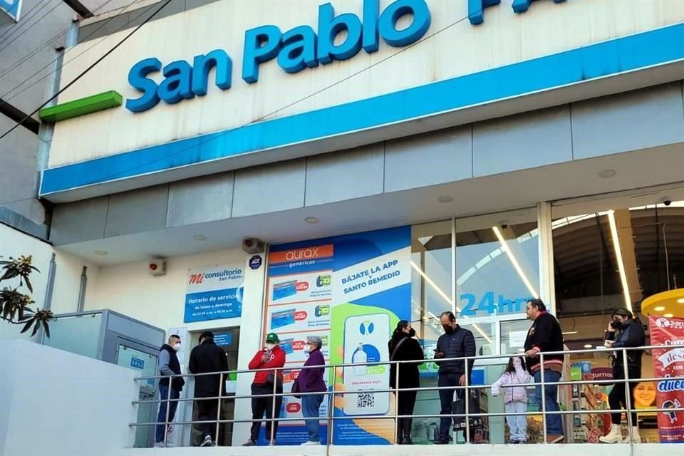 Aspecto de la fila en una Farmacia San Pablo en la Colonia Álamos.