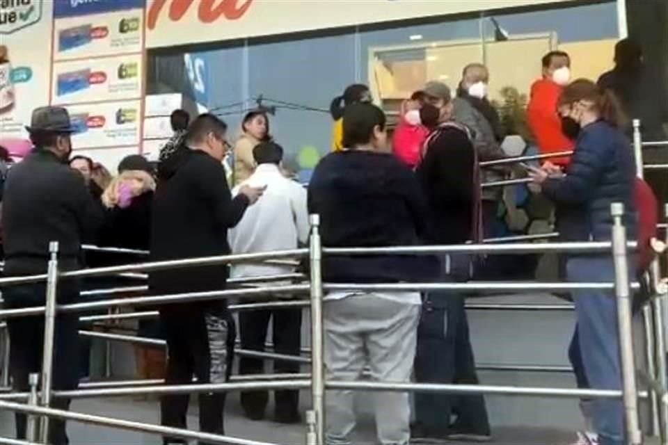 Fila en una farmacia para conseguir la vacuna contra Covid.