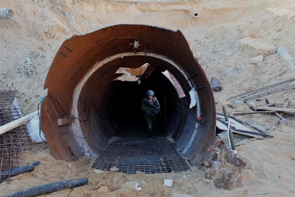 Un soldado israelí sale de un túnel que Hamas presuntamente utilizó para atacar a Israel el 7 de octubre.