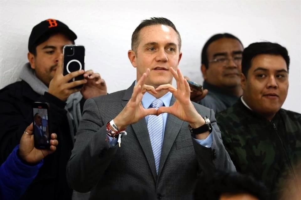 Durante la conferencia de prensa, recibió la visita del alcalde de Cuajimalpa Adrián Rubalcava.