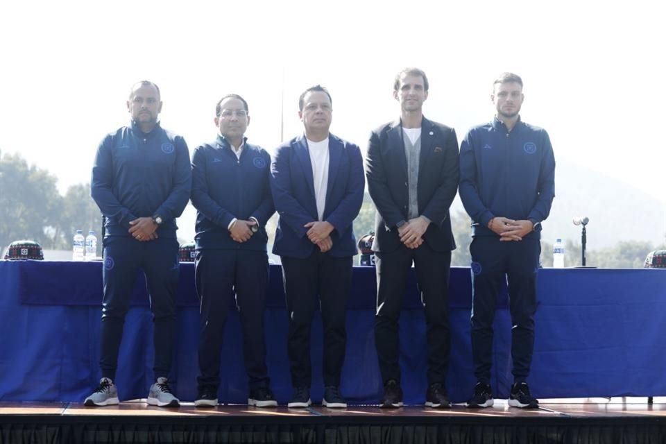 Víctor Velázquez, presidente de Cruz Azul, presentó a Iván Alonso como director deportivo y también a Martín Anselmi, como nuevo DT.