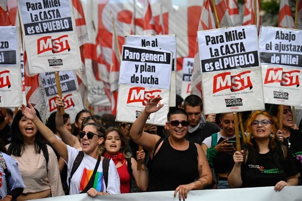 Personas se manifiestan en Buenos Aires contra el Gobierno de Javier Milei.