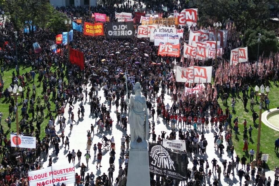 Manifestantes llegan a la Paza de Mayo durante una protesta contra las medidas del Gobierno de Javier Milei, en Buenos Aires, Argentina.