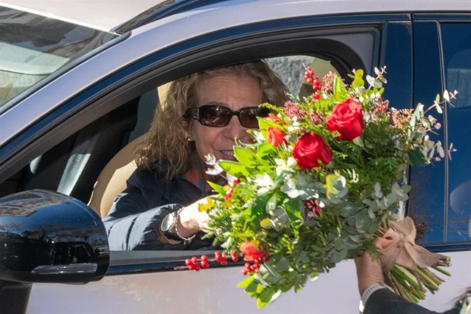 La Infanta Elena recibió un ramo de flores por parte de la prensa española, a su salida del restaurante.