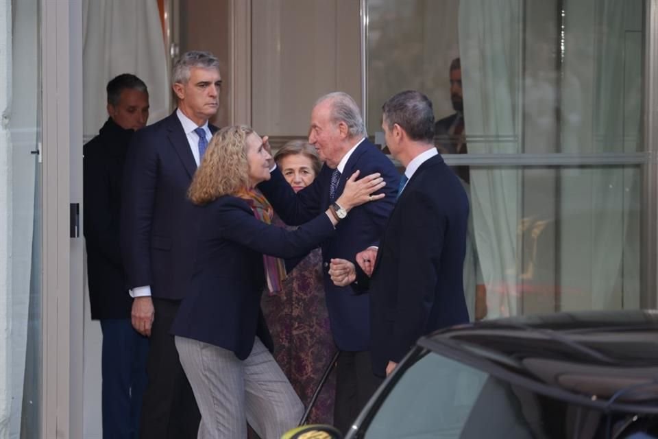 La emotiva reunión de la Infanta Elena y Juan Carlos I fue captada al final de la celebración.