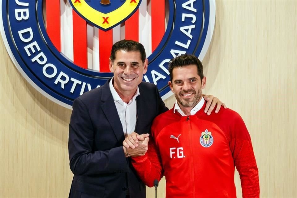 El director deportivo Fernando Hierro fue el encargado de presentar a Fernando Gago como director técnico del Guadalajara.